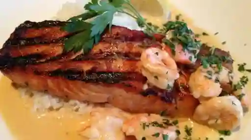 Salmón con Salsa de Camarón