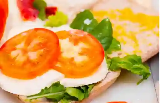 Sándwich Mozzarella y Tomate