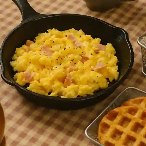 Huevos Revueltos (4) + Waffle de Yuca