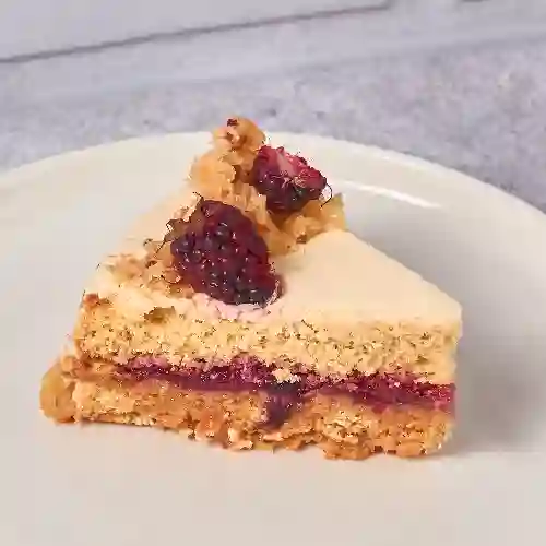 Porción de torta maría luisa low carb
