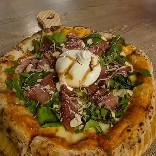 Pizza de burrata y prosciutto