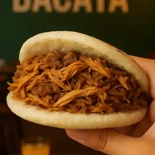 Arepa con Pollo Desmechado