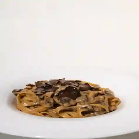 Fettuccini de Hongos y Truga Negra