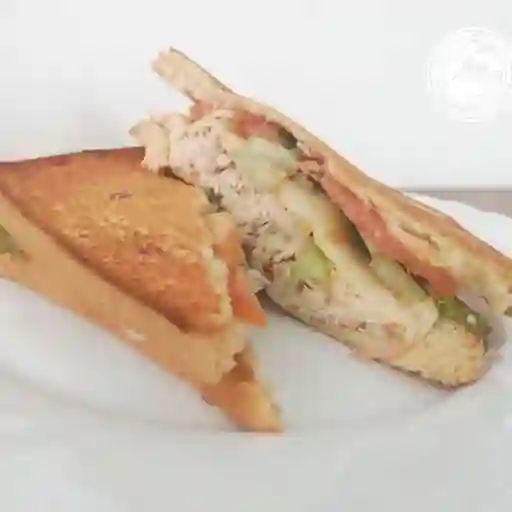 Sándwich de Jamón, Queso y Pollo