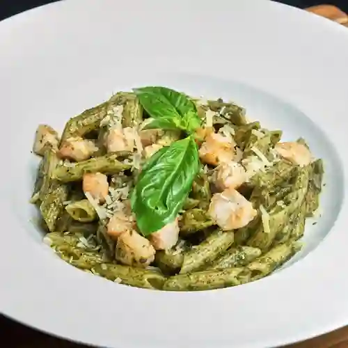 Pasta pollo y pesto y bebida