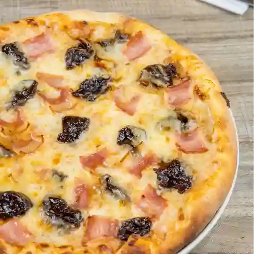 Pizza Tocineta y Ciruela