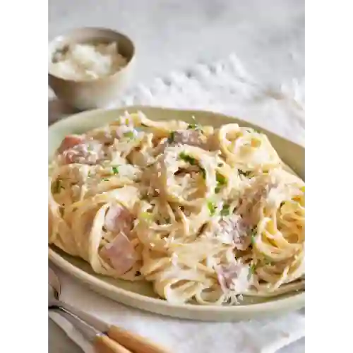 Pasta Blanca con Tocineta y Parmesano
