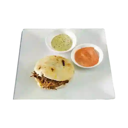 Arepa con Carne Desmechada
