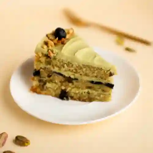 Porción Torta de Pistacho y Arándanos