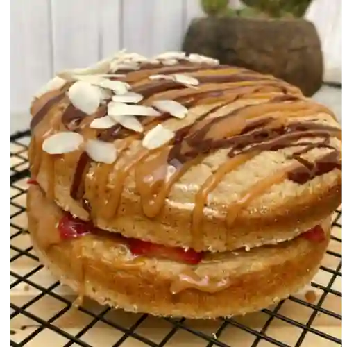Torta de Banano con Fresas y Arequipe