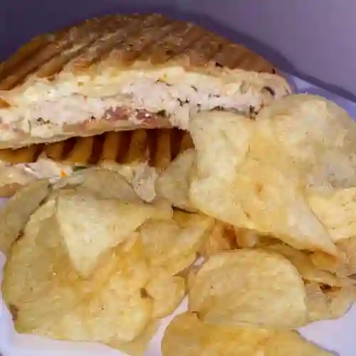 Sandwich de Pollo + Papitas Chips