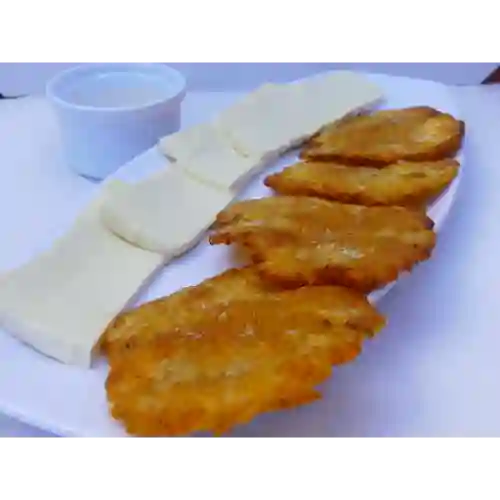 Patacones con Lonjas de Queso Costeño