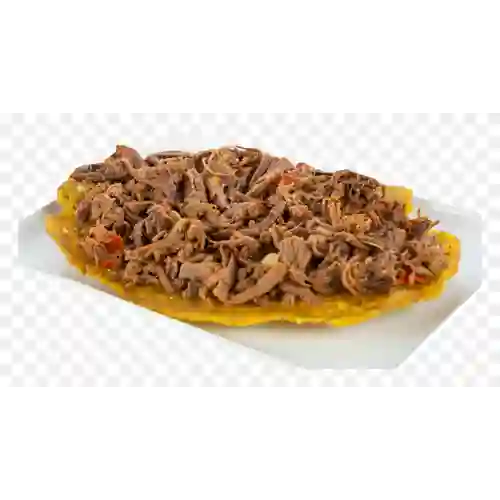 Patacón con Carne de Res Desmechada