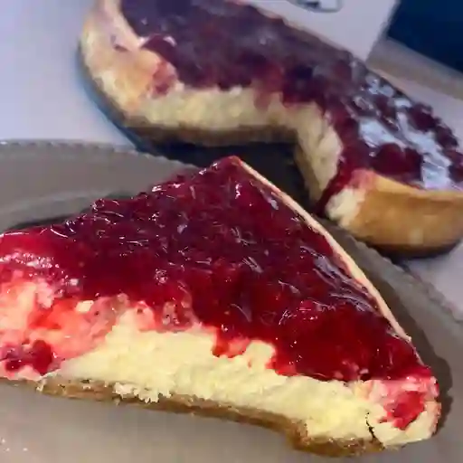 Porción de cheescake de frutos rojos