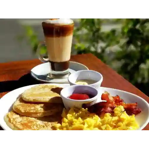 Pancakes con Huevos Revueltos y Tocineta