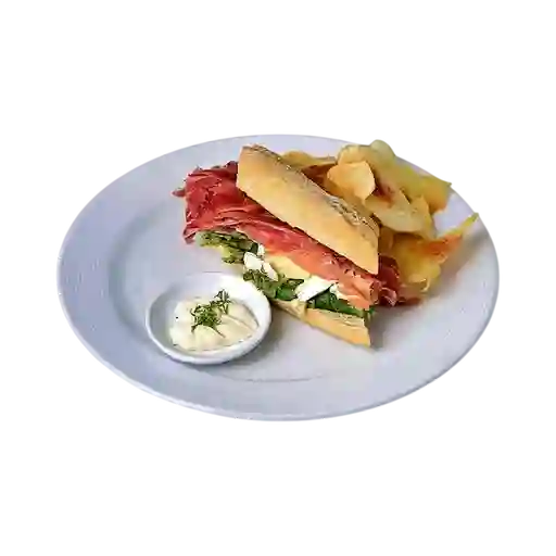 Sándwich brie +jamón serrano+papas chips