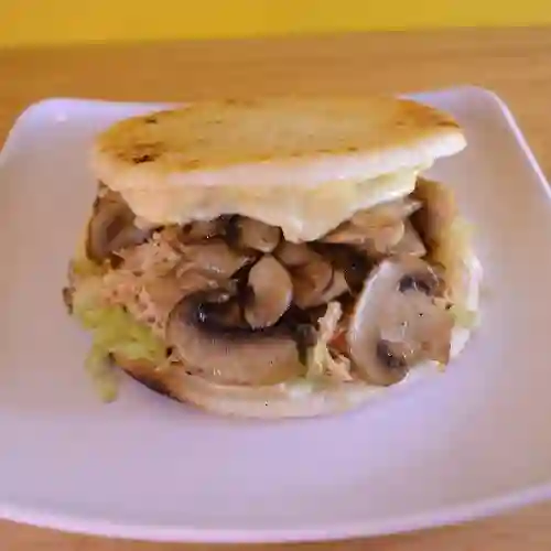 Arepa de Pollo con Champiñones