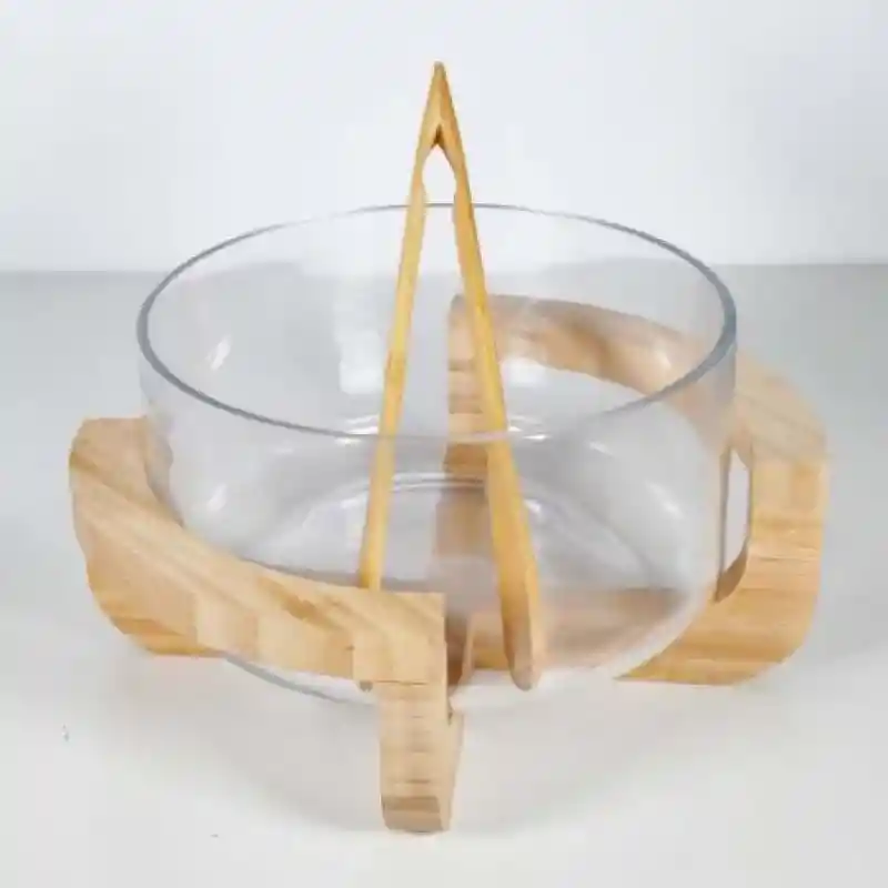 Ensaladera Hecha de Vidrio Fuerte, Brillante y Resistente a Golpes. Ideal Para Ensaladas, Snacks o Frutas. Incluye Base y Pinzas en Bamboo. Capacidad 3850 mL. Sku 206730. Sku 6734567892627
