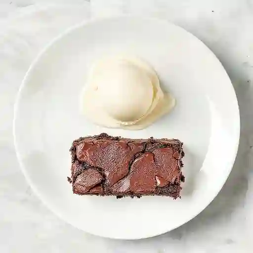Brownie de la casa con helado de vainilla