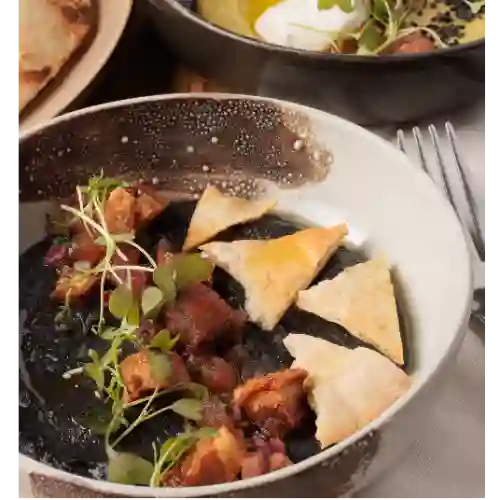 Hummus de Carbón Activo y Panceta