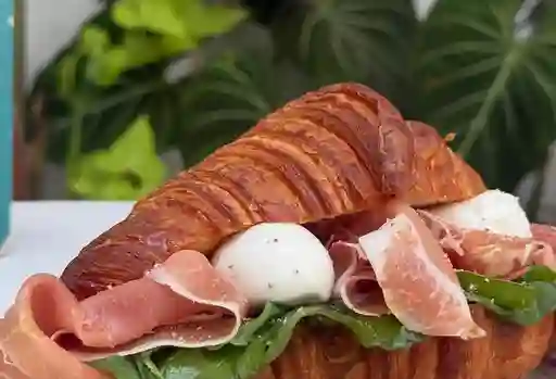 Croissant de Pesto y Serrano
