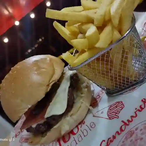 Hamburguesa de Res Clásica con Papas