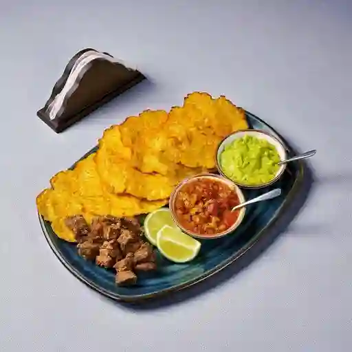 Patacones con chicharrones