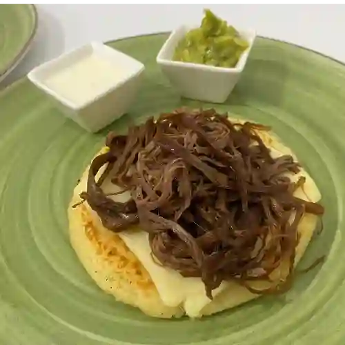 Arepa con Carne Desmechada