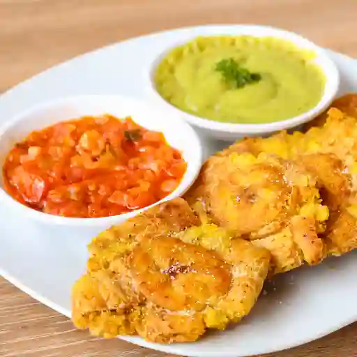 Patacón con Hogao y Guacamole