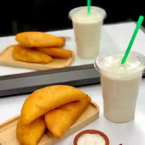 Bebida a Tu Eleccion + 2 Empanadas