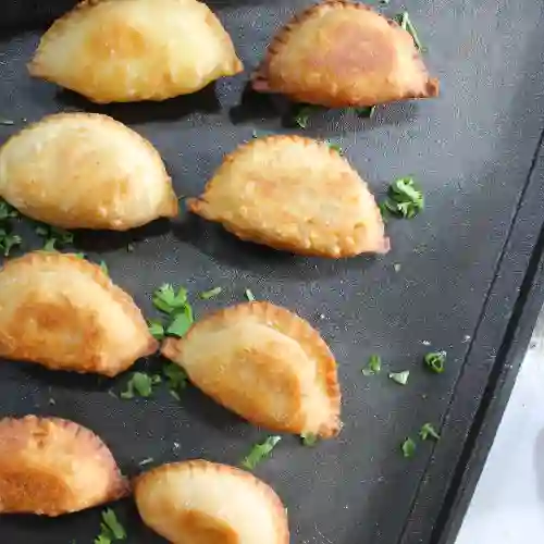 Combo 10 Mini Empanaditas de Jamón y Queso