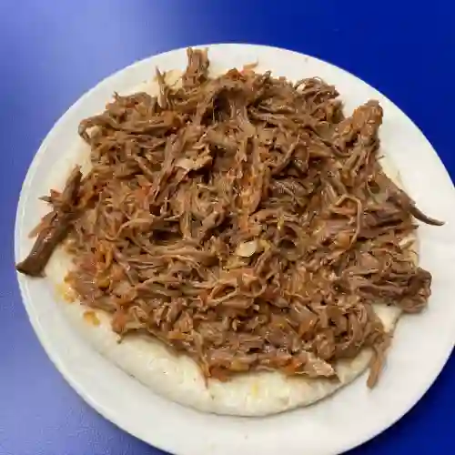 Arepa con Carne Desmechada