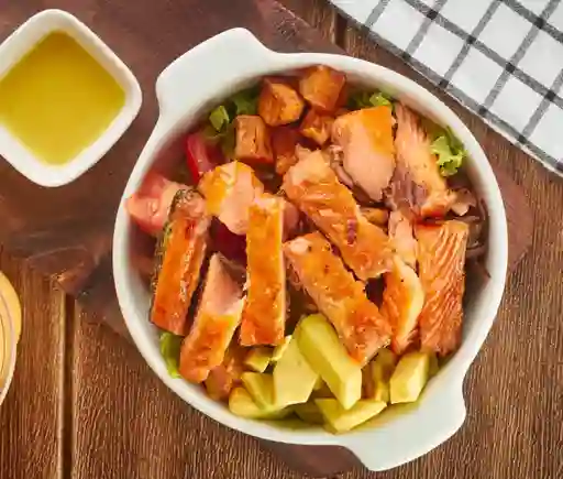 Bowl de ensalada con salmon
