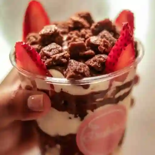 Fresas con crema, nutella y brownie