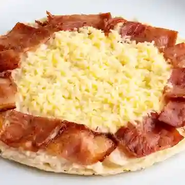 Arepa Pollo Tocineta Queso