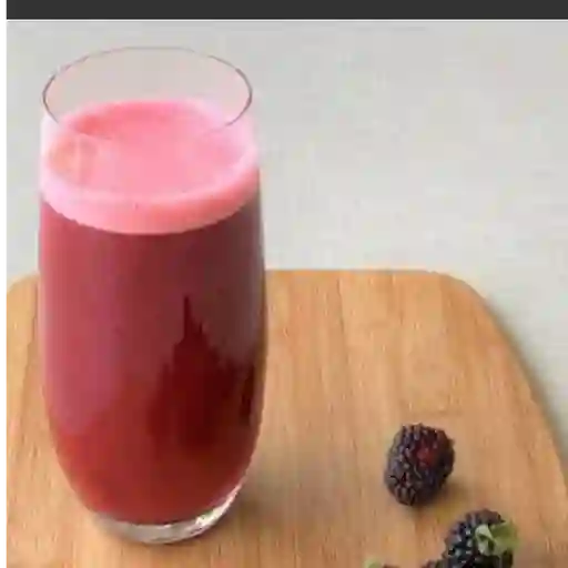 Jugo de mora en agua