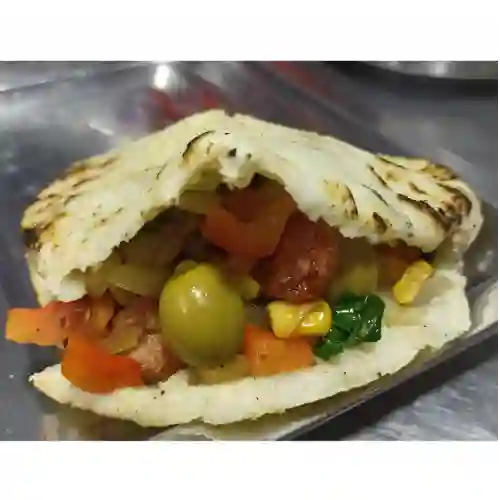 Arepa con Verdura Salteada y Salchicha