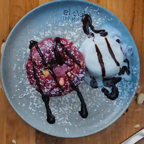 Volcán de Red Velvet con Helado