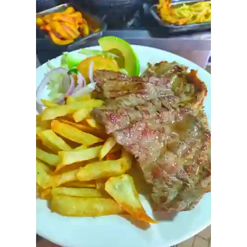 Carne con Papitas y Ensalada