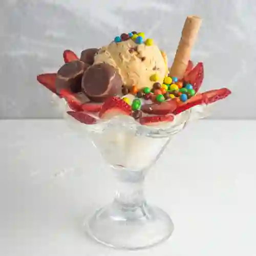 Fresas con Helado y Toppings