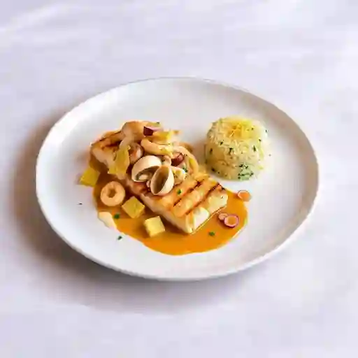 Pesca Con Bisque Y Mariscos