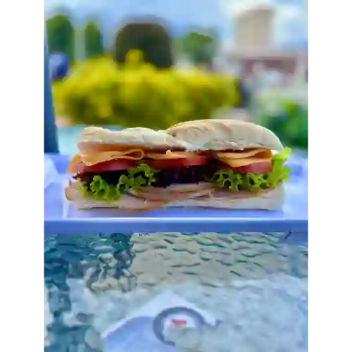 Sandwich St. Moritz + Bebida + Papas Fritas