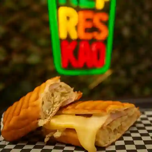 Sándwich cubano de la casa