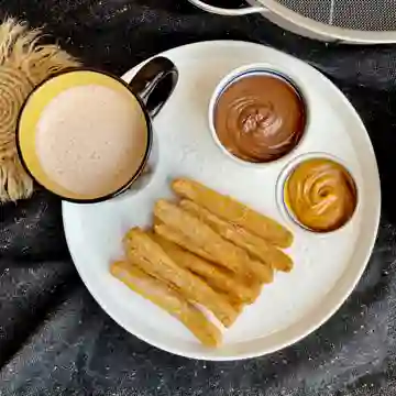 8 Churros Tradicionales con 2 Toppings y Toddy