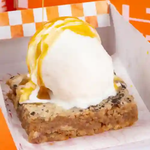 Brownie Melcochudo de Milo con Helado