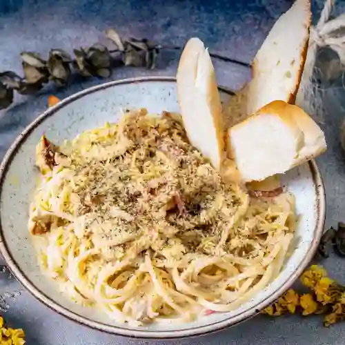 Pasta Alfredo con Pollo y Champiñnes