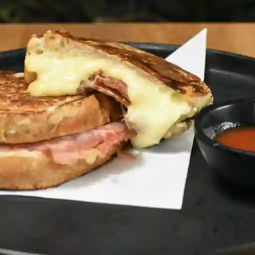 SÁNDUCHE DE QUESO FUNDUIDO CON  JAMÓN
