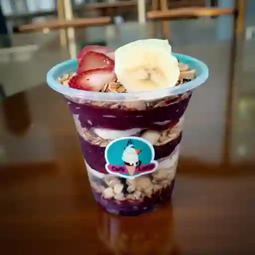 Parfait de açaí con granola, y fruta.