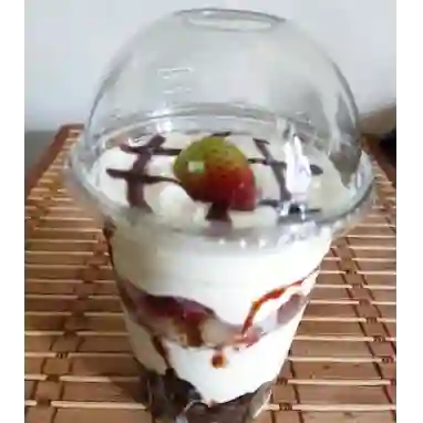 Postre de Crema Batida y Fruta 12 Oz