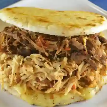Arepa mixta de carne con pollo